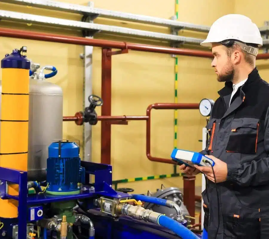Licensed commercial plumber servicing